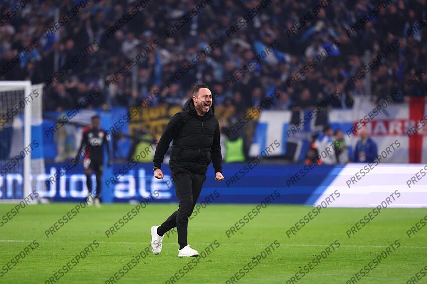 de zerbi (roberto) MARSEILLE-LYON (3-2) joie du 1-1 rentre sur le terrain (prendra un carton jaune ensuite pour ce geste) 