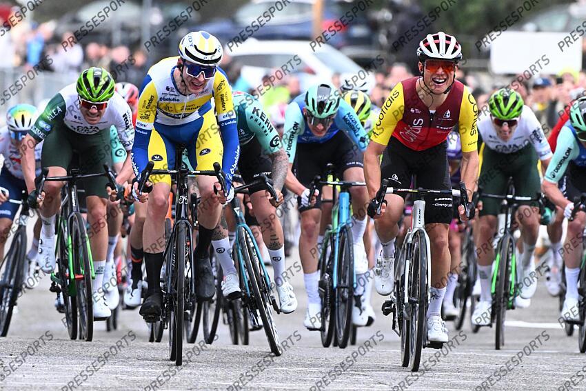 GRAND PRIX DE MARSEILLE / MARSEILLE / 02-02-2025 / PHOTO BRUNO BADE / SPRINT FINAL: VALENTIN FERRON (FRA) COF L'EMPORTE DEVANT VINCENT VAN HEMELEN (BEL) FLANDERS BALOISE ET FRANCISCO GALVAN (ESP) KERN PHARMA / GRAND PRIX LA MARSEILLAISE 