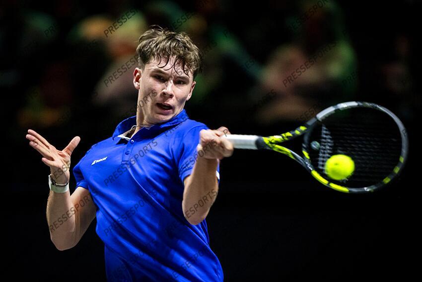 ROTTERDAM - Mees Rottgering (NED) in action against Mattia Bellucci (ITA) on the first day of the ABN AMRO Open tennis tournament in Ahoy. ANP SANDER KING TOURNOI DE ROTTERDAM 