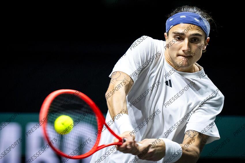 ROTTERDAM - Mattia Bellucci (ITA) in action against Mees Rottgering (NED) on the first day of the ABN AMRO Open tennis tournament in Ahoy. ANP SANDER KING TOURNOI DE ROTTERDAM 