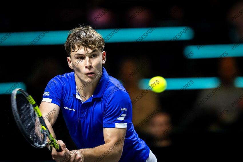 ROTTERDAM - Mees Rottgering (NED) in action against Mattia Bellucci (ITA) on the first day of the ABN AMRO Open tennis tournament in Ahoy. ANP SANDER KING TOURNOI DE ROTTERDAM 
