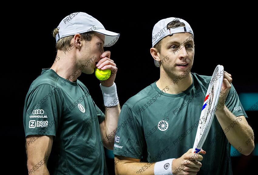ROTTERDAM - Botic van de Zandschulp (NED) and Tallon Griekspoor (NED) in action against Kevin Krawietz (GER) / Tim Puetz (GER) on the first day of the ABN AMRO Open tennis tournament in Ahoy. ANP SANDER KING TOURNOI DE ROTTERDAM 