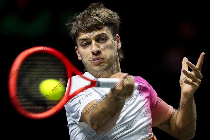 ROTTERDAM - Flavio Cobolli (ITA) in action against Hubert Hurkacz (POL) on the first day of the ABN AMRO Open tennis tournament in Ahoy. ANP SANDER KING TOURNOI DE ROTTERDAM 