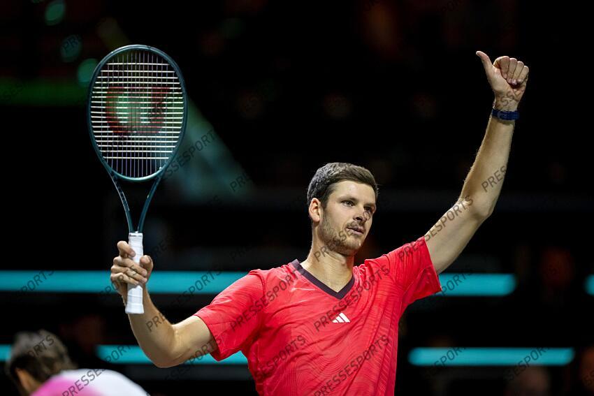 ROTTERDAM - Hubert Hurkacz (POL) in action against Flavio Cobolli (ITA) on the first day of the ABN AMRO Open tennis tournament in Ahoy. ANP SANDER KING TOURNOI DE ROTTERDAM 