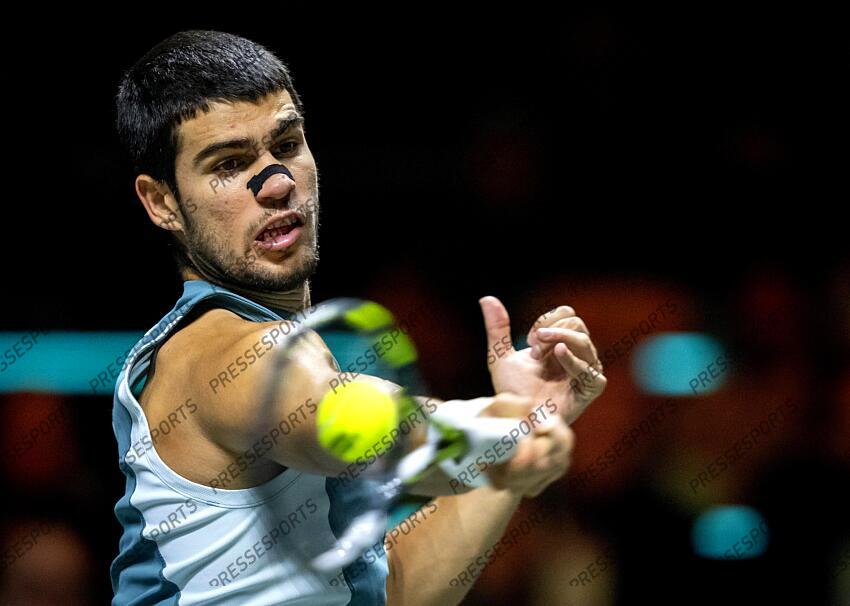 ROTTERDAM - Carlos Alcaraz (ESP) in action against Botic van de Zandschulp (NED) on the second day of the ABN AMRO Open tennis tournament in Ahoy. ANP SANDER KING TOURNOI DE ROTTERDAM 