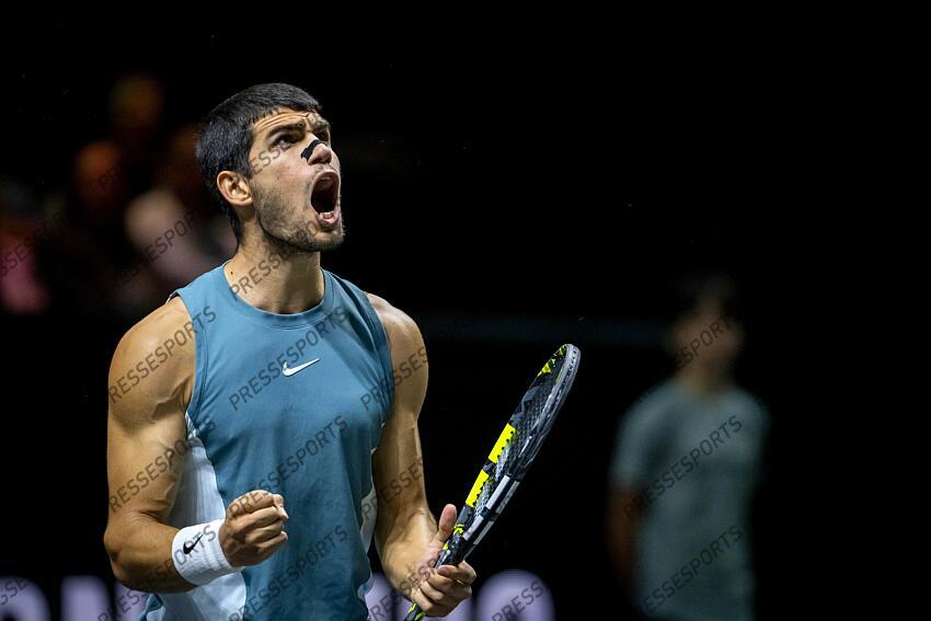 ROTTERDAM - Carlos Alcaraz (ESP) in action against Botic van de Zandschulp (NED) on the second day of the ABN AMRO Open tennis tournament in Ahoy. ANP SANDER KING TOURNOI DE ROTTERDAM 
