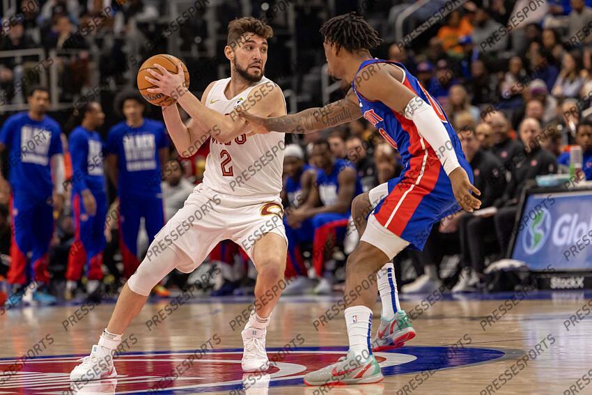 Feb 5, 2025; Detroit, Michigan, USA; Detroit Pistons forward Ronald Holland II (00) defends against Cleveland Cavaliers guard Ty Jerome (2) during the second half at Little Caesars Arena. Mandatory Credit: David Reginek-Imagn Images NBA: Cleveland Cavaliers at Detroit Pistons 