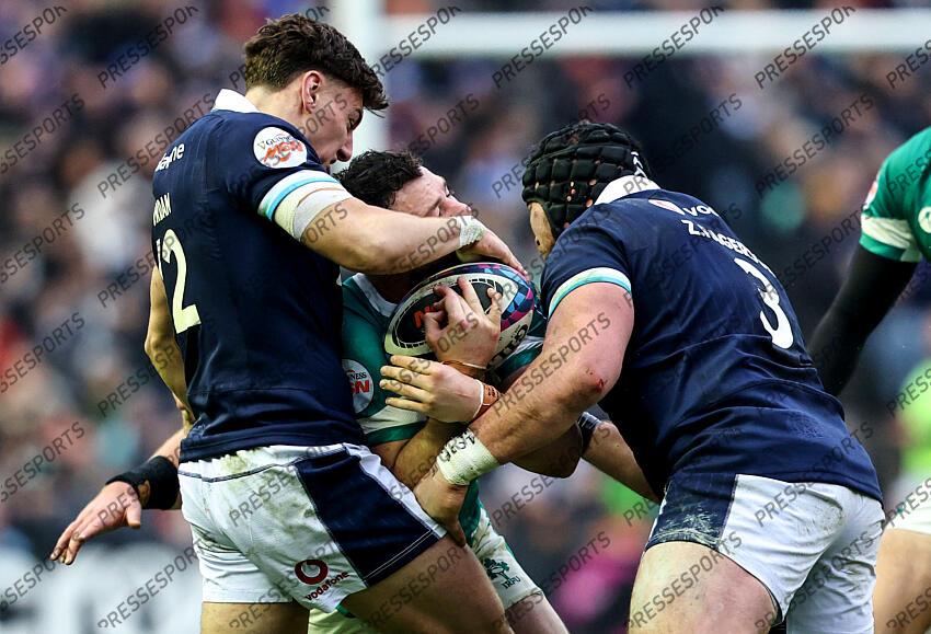 2025 Guinness Six Nations Championship Round 2, Scottish Gas Murrayfield, Edinburgh, Scotland 9/2/2025 Scotland vs Ireland Ireland's Robbie Henshaw is tackled by Scotland's Tom Jordan and Scotland's Zander Fagerson Mandatory Credit ©INPHO/Dan Sheridan ECOSSE-IRLANDE (18-32) 