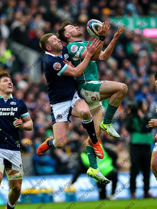 2025 Guinness Six Nations Championship Round 2, Scottish Gas Murrayfield, Edinburgh, Scotland 9/2/2025 Scotland vs Ireland Scotland's Finn Russell and Ireland's Hugo Keenan Mandatory Credit ©INPHO/Billy Stickland ECOSSE-IRLANDE (18-32) 
