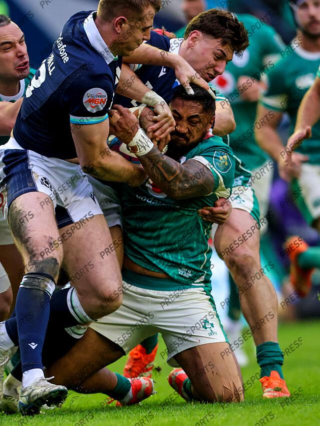 2025 Guinness Six Nations Championship Round 2, Scottish Gas Murrayfield, Edinburgh, Scotland 9/2/2025 Scotland vs Ireland Ireland's Bundee Aki and Scotland's Stafford McDowall and Tom Jordan Mandatory Credit ©INPHO/Billy Stickland ECOSSE-IRLANDE (18-32) 