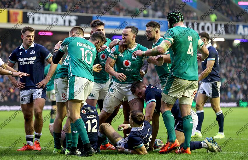 2025 Guinness Six Nations Championship Round 2, Scottish Gas Murrayfield, Edinburgh, Scotland 9/2/2025 Scotland vs Ireland Ireland's James Lowe celebrates his try with Dan Sheehan, Robbie Henshaw Hugo Keenan, James Ryan and Sam Prendergast Mandatory Credit ©INPHO/Dan Sheridan ECOSSE-IRLANDE (18-32) 