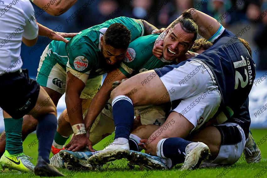 2025 Guinness Six Nations Championship Round 2, Scottish Gas Murrayfield, Edinburgh, Scotland 9/2/2025 Scotland vs Ireland Ireland's James Lowe and Scotland's Tom Jordan Mandatory Credit ©INPHO/Billy Stickland ECOSSE-IRLANDE (18-32) 