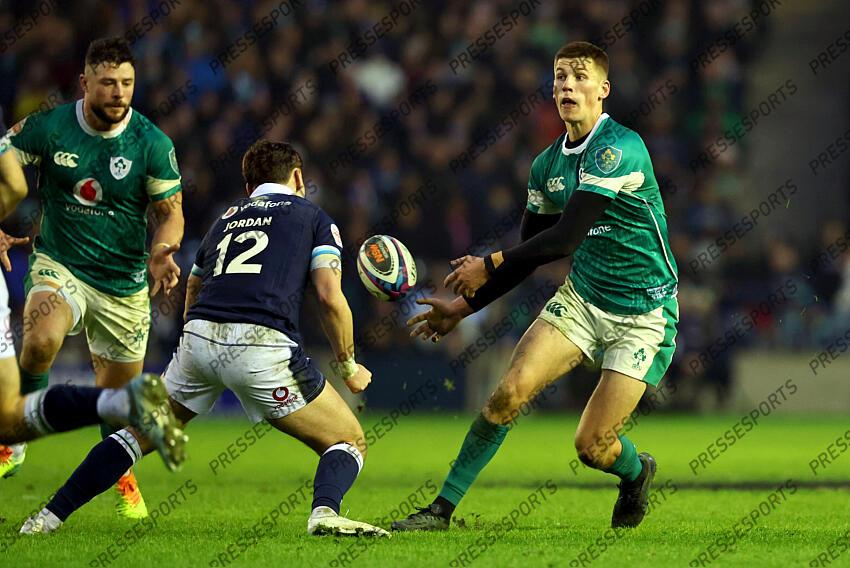 2025 Guinness Six Nations Championship Round 2, Scottish Gas Murrayfield, Edinburgh, Scotland 9/2/2025 Scotland vs Ireland Ireland's Sam Prendergast passes to Robbie Henshaw Mandatory Credit ©INPHO/Dan Sheridan ECOSSE-IRLANDE (18-32) 