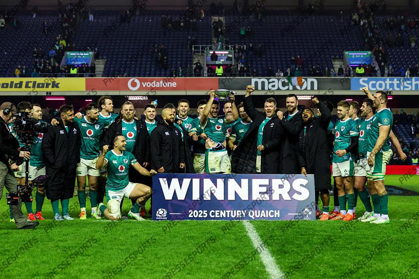 2025 Guinness Six Nations Championship Round 2, Scottish Gas Murrayfield, Edinburgh, Scotland 9/2/2025 Scotland vs Ireland Ireland celebrate with the Centenary Quaich Mandatory Credit ©INPHO/Billy Stickland ECOSSE-IRLANDE (18-32) 