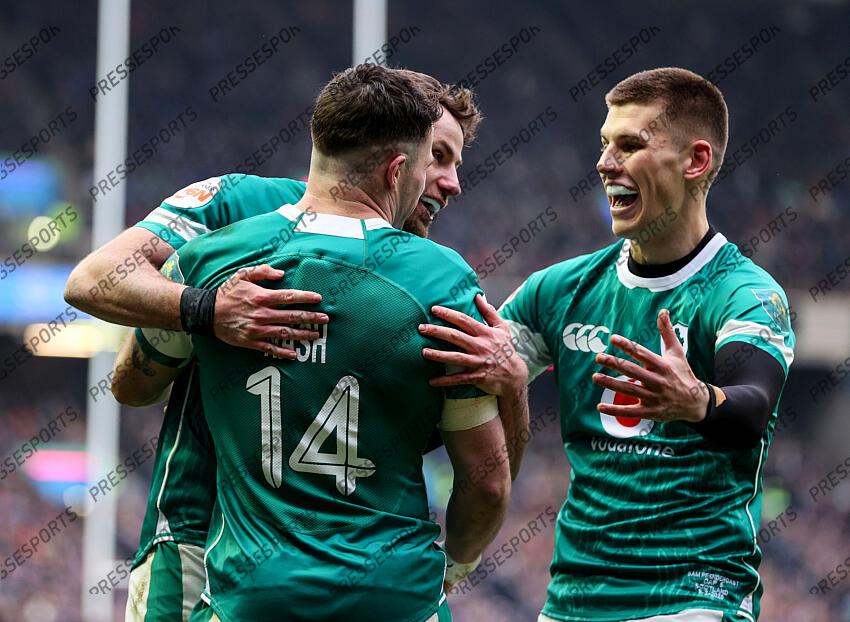2025 Guinness Six Nations Championship Round 2, Scottish Gas Murrayfield, Edinburgh, Scotland 9/2/2025 Scotland vs Ireland Ireland's Hugo Keenan, Calvin Nash and Sam Prendergast celebrate a try Mandatory Credit ©INPHO/Dan Sheridan ECOSSE-IRLANDE (18-32) 