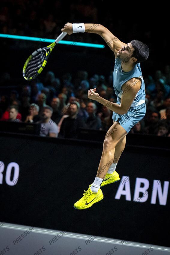 ROTTERDAM - Carlos Alcaraz (ESP) in action against Hubert Hurkacz (POL) on the sixth day of the ABN AMRO Open tennis tournament in Ahoy. ANP SANDER KING TOURNOI DE ROTTERDAM 