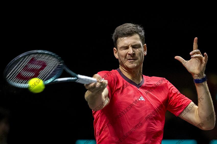ROTTERDAM - Hubert Hurkacz (POL) in action against Carlos Alcaraz (ESP) on the sixth day of the ABN AMRO Open tennis tournament in Ahoy. ANP SANDER KING TOURNOI DE ROTTERDAM 