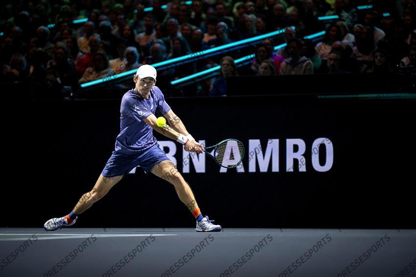 ROTTERDAM - Alex de Minaur (AUS) in action against Mattia Bellucci (ITA) on the sixth day of the ABN AMRO Open tennis tournament in Ahoy. ANP SANDER KING TOURNOI DE ROTTERDAM 