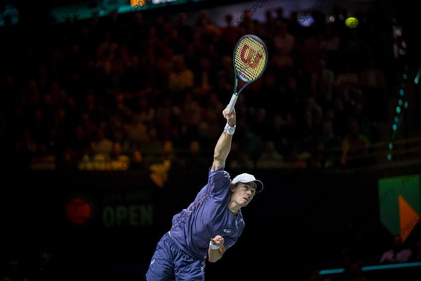 ROTTERDAM - Alex de Minaur (AUS) in action against Mattia Bellucci (ITA) on the sixth day of the ABN AMRO Open tennis tournament in Ahoy. ANP SANDER KING TOURNOI DE ROTTERDAM 