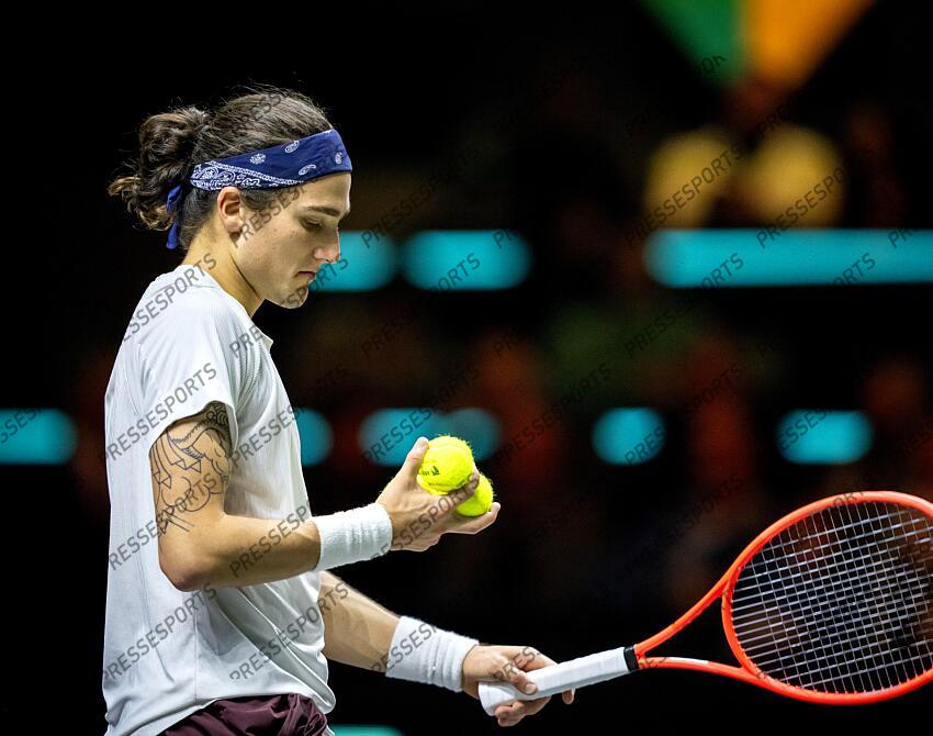 ROTTERDAM - Mattia Bellucci (ITA) in action against Alex de Minaur (AUS) on the sixth day of the ABN AMRO Open tennis tournament in Ahoy. ANP SANDER KING TOURNOI DE ROTTERDAM 