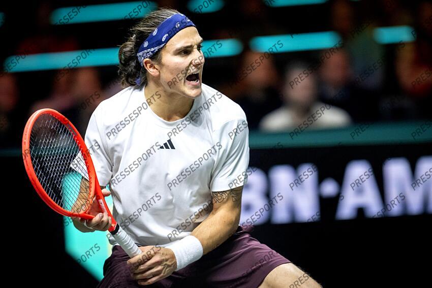 ROTTERDAM - Mattia Bellucci (ITA) in action against Alex de Minaur (AUS) on the sixth day of the ABN AMRO Open tennis tournament in Ahoy. ANP SANDER KING TOURNOI DE ROTTERDAM 