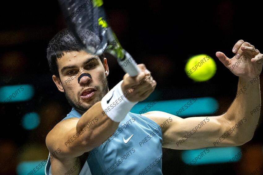 ROTTERDAM - Carlos Alcaraz (ESP) in action against Pedro Martinez (ESP) on the fifth day of the ABN AMRO Open tennis tournament in Ahoy. ANP SANDER KING TOURNOI DE ROTTERDAM 