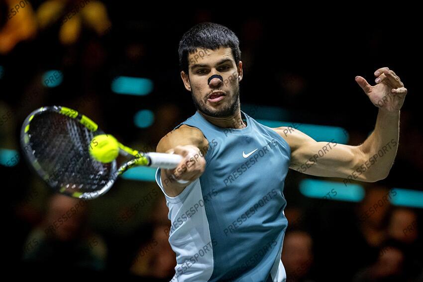 ROTTERDAM - Carlos Alcaraz (ESP) in action against Pedro Martinez (ESP) on the fifth day of the ABN AMRO Open tennis tournament in Ahoy. ANP SANDER KING TOURNOI DE ROTTERDAM 