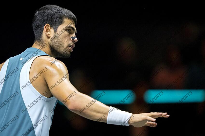 ROTTERDAM - Carlos Alcaraz (ESP) in action against Pedro Martinez (ESP) on the fifth day of the ABN AMRO Open tennis tournament in Ahoy. ANP SANDER KING TOURNOI DE ROTTERDAM 