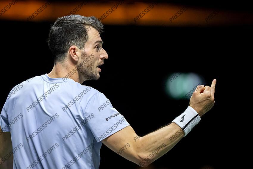 ROTTERDAM - Pedro Martinez (ESP) in action against Carlos Alcaraz (ESP) on the fifth day of the ABN AMRO Open tennis tournament in Ahoy. ANP SANDER KING DOIGT D'HONNEUR TOURNOI DE ROTTERDAM 