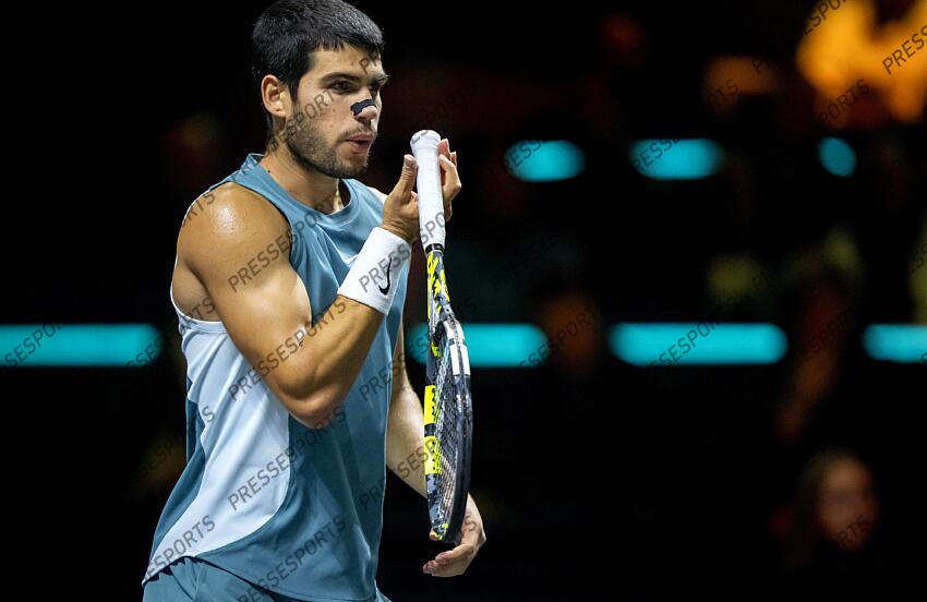 ROTTERDAM - Carlos Alcaraz (ESP) in action against Pedro Martinez (ESP) on the fifth day of the ABN AMRO Open tennis tournament in Ahoy. ANP SANDER KING TOURNOI DE ROTTERDAM 