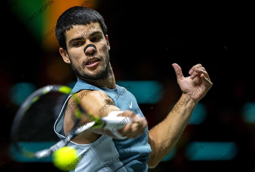 ROTTERDAM - Carlos Alcaraz (ESP) in action against Pedro Martinez (ESP) on the fifth day of the ABN AMRO Open tennis tournament in Ahoy. ANP SANDER KING TOURNOI DE ROTTERDAM 
