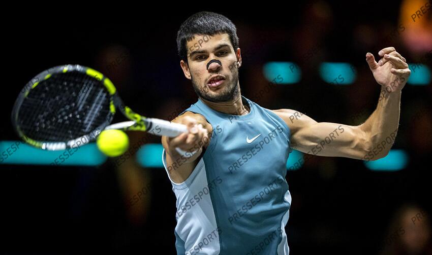 ROTTERDAM - Carlos Alcaraz (ESP) in action against Pedro Martinez (ESP) on the fifth day of the ABN AMRO Open tennis tournament in Ahoy. ANP SANDER KING TOURNOI DE ROTTERDAM 