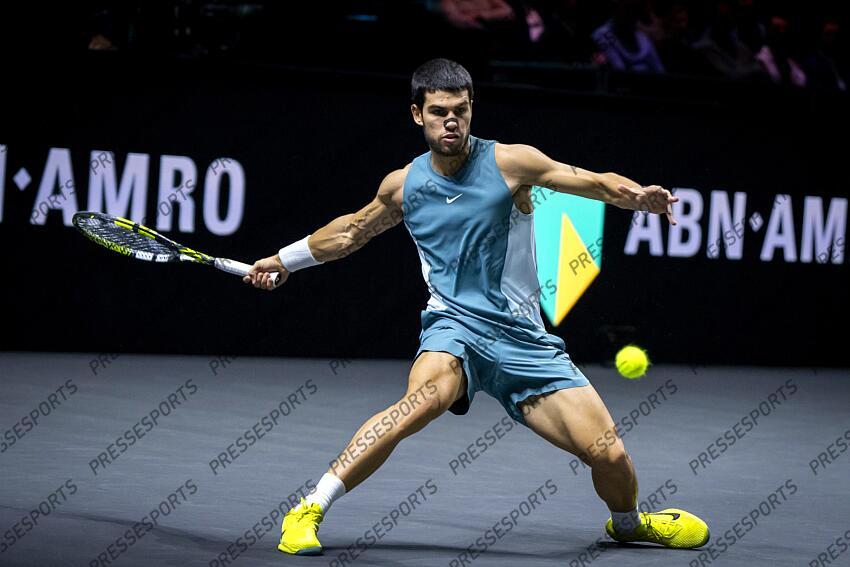 ROTTERDAM - Carlos Alcaraz (ESP) in action against Pedro Martinez (ESP) on the fifth day of the ABN AMRO Open tennis tournament in Ahoy. ANP SANDER KING TOURNOI DE ROTTERDAM 