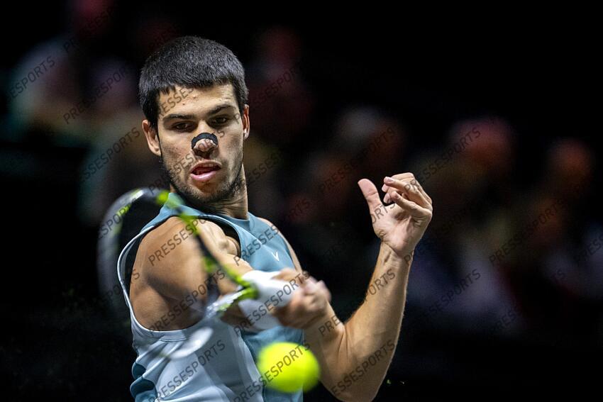 ROTTERDAM - Carlos Alcaraz (ESP) in action against Pedro Martinez (ESP) on the fifth day of the ABN AMRO Open tennis tournament in Ahoy. ANP SANDER KING TOURNOI DE ROTTERDAM 