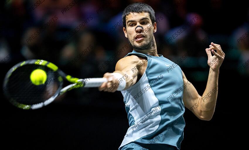 ROTTERDAM - Carlos Alcaraz (ESP) in action against Pedro Martinez (ESP) on the fifth day of the ABN AMRO Open tennis tournament in Ahoy. ANP SANDER KING TOURNOI DE ROTTERDAM 