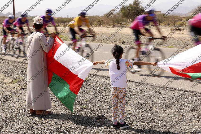 Tour of Oman 2025 - 14th Edition - 4th stage Oman Across Ages Museum - Oman Convention and Exhibition Center 181,5 km - 11/02/2025 - Scenery - Supporters - photo Alessandro Perrone/SprintCyclingAgency©2025 OMAN ACROSS AGES MUSEUM/OMAN CONVENTION CENTER OMAN ACROSS AGES MUSEUM/OMAN CONVENTION CENTER 