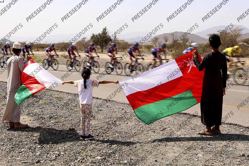 Tour of Oman 2025 - 14th Edition - 4th stage Oman Across Ages Museum - Oman Convention and Exhibition Center 181,5 km - 11/02/2025 - Scenery - Supporters - photo Alessandro Perrone/SprintCyclingAgency©2025 OMAN ACROSS AGES MUSEUM/OMAN CONVENTION CENTER OMAN ACROSS AGES MUSEUM/OMAN CONVENTION CENTER 