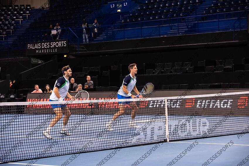 TENNIS - OPEN 13 - 1ER tour des simples - 11/02/2025 - ROGER-VASSELIN edouard (tête nue) et NYS hugo (bandeau bleu) OPEN 13 PROVENCE 