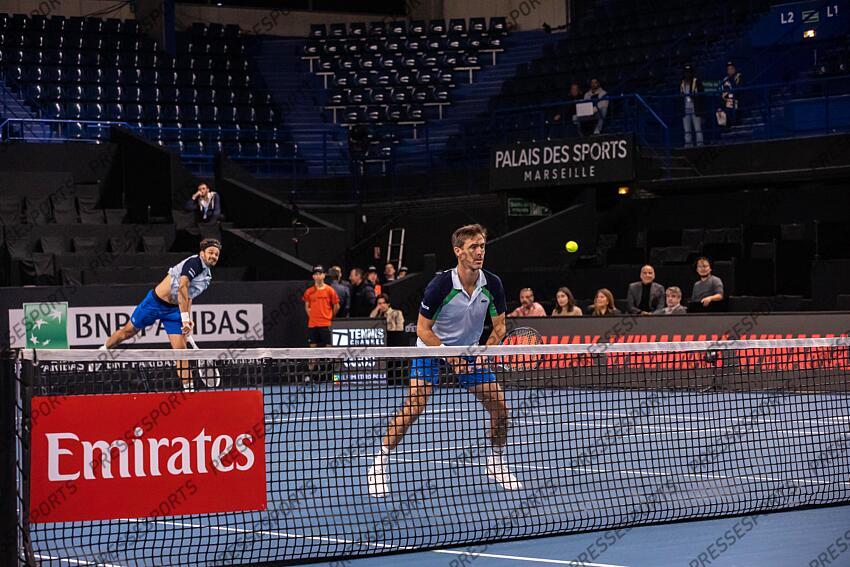 TENNIS - OPEN 13 - 1ER tour des simples - 11/02/2025 - ROGER-VASSELIN edouard (tête nue) et NYS hugo (bandeau bleu) OPEN 13 PROVENCE 