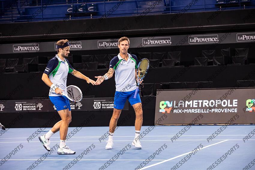 TENNIS - OPEN 13 - 1ER tour des simples - 11/02/2025 - ROGER-VASSELIN edouard (tête nue) et NYS hugo (bandeau bleu) OPEN 13 PROVENCE 