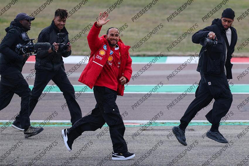 AUTOMOBILE 2025 TESTS FERRARI