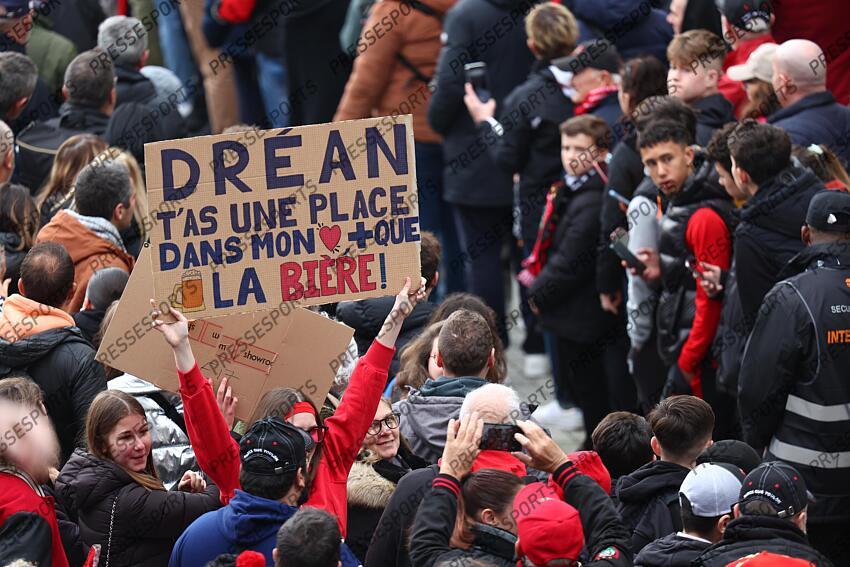 TOULON-STADE FRANCAIS (24-6) arrivee des joueurs pancarte "drean t'as une place dans mon coeur + que la bière" 