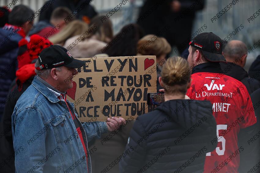 TOULON-STADE FRANCAIS (24-6) pancarte " Melvyn de retour à Mayol parce que Toulon" retour de jaminet (melvyn) après 7 mois de suspension 