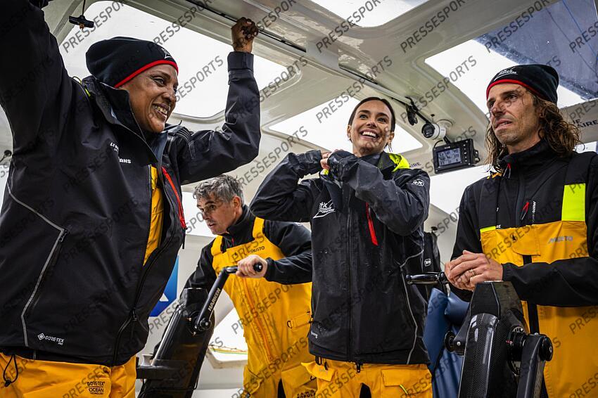 VOILE PORTEUR DE LA FLAMME OLYMPIQUE 2024 MAGAZINE BANQUE POPULAIRE
