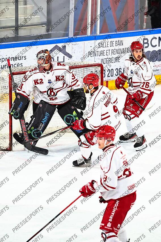 Hockey sur Glace / La Défense de Briançon avec GRIFFEN OUTHOUSE (Gardien) - CHASE DUBOIS / MATHIS DESPATIE / YONIS PENET/ Angers Vs Briançon - Score Final 5-2 / Ligue Magnus 2024-2025 / 4ème Journée / Ice Parc / Angers / Pays de la Loire / Maine et Loire / France ANGERS-BRIANCON (5-2) ANGERS-BRIANCON (5-2) 