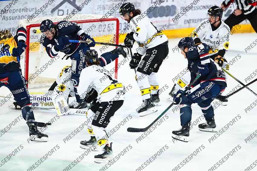 Action dangereuse pour Rouen /Hockey sur Glace / Ligue Magnus 2024-2025 / 22ème Journée / Ducs d'Angers Vs Dragons de Rouen / Patinoire IceParc / Angers / Maine et Loire / Pays de la Loire / France ANGERS-ROUEN (0-3) 