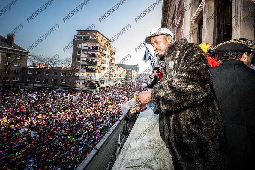 Opa Sangante Capitaine de l'equiipe de foot de Dunkerque invité par le maire pour jeter le hareng au balcon. MAGAZINE DUNKERQUE COUPE DE FRANCE LA FOLIE DUNKERQUOISE 