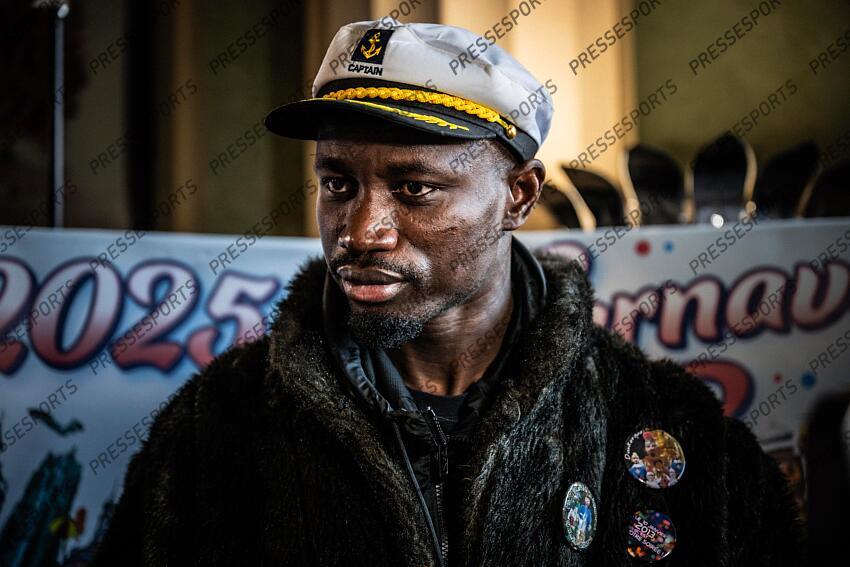 Opa Sangante Capitaine de l'equiipe de foot de Dunkerque invité par le maire pour jeter le hareng au balcon. MAGAZINE DUNKERQUE COUPE DE FRANCE LA FOLIE DUNKERQUOISE 