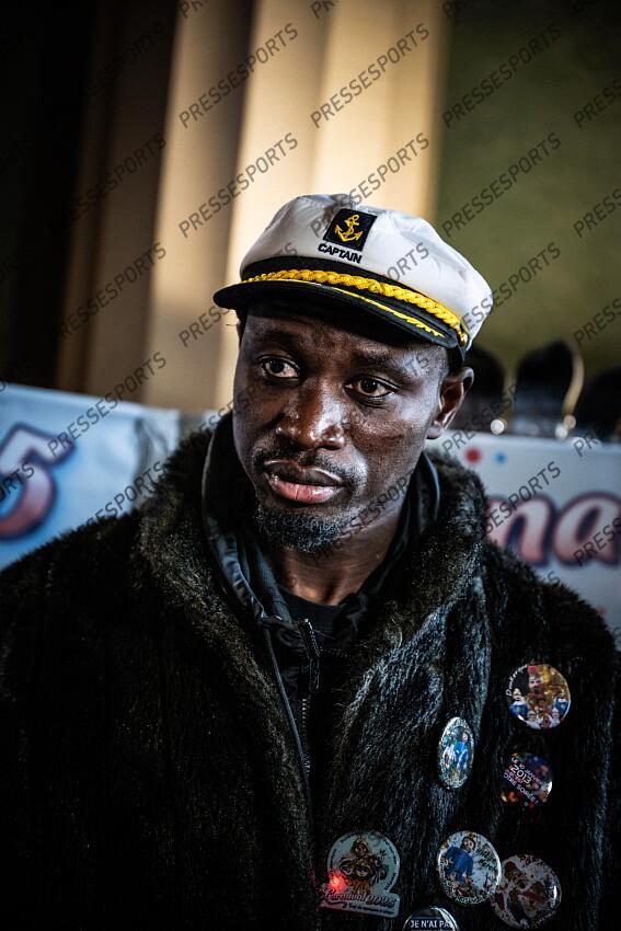 Opa Sangante Capitaine de l'equiipe de foot de Dunkerque invité par le maire pour jeter le hareng au balcon. MAGAZINE DUNKERQUE COUPE DE FRANCE LA FOLIE DUNKERQUOISE 