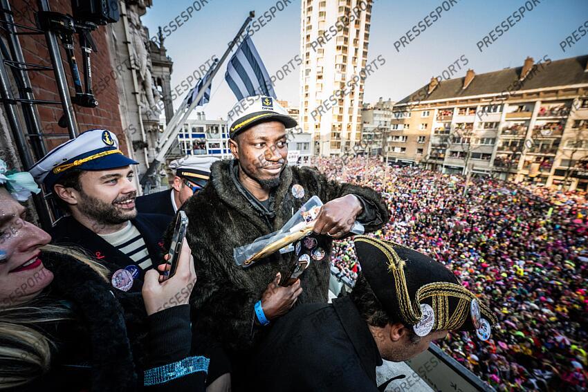 Opa Sangante Capitaine de l'equiipe de foot de Dunkerque invité par le maire pour jeter le hareng au balcon. MAGAZINE DUNKERQUE COUPE DE FRANCE LA FOLIE DUNKERQUOISE 